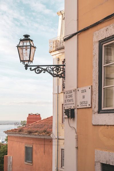 Soleil matinal sur une vieille lanterne dans le quartier de l'Alfama à Lisbonne. par Christa Stroo photography