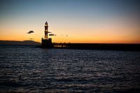 Griekse vuurtoren bij ondergaande zon