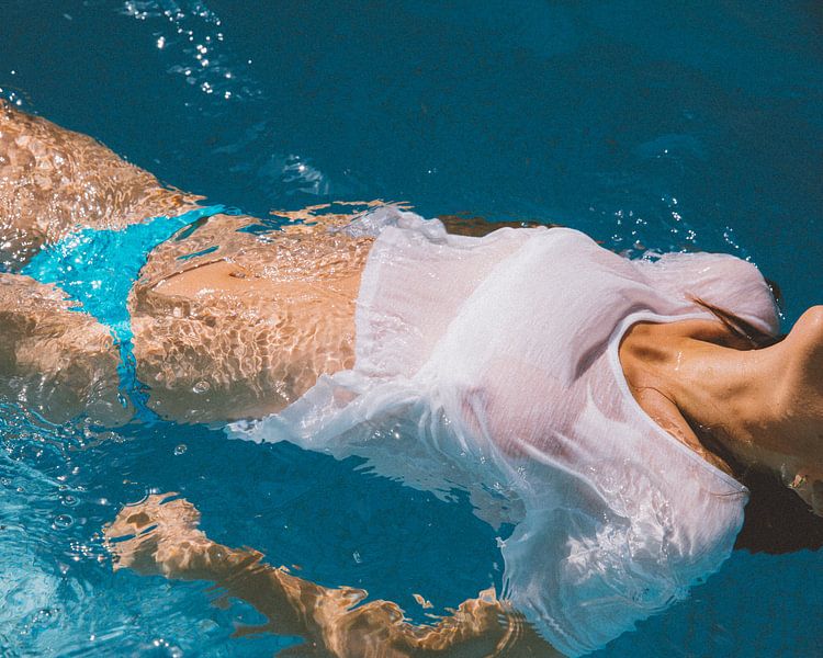 Mädchen im Bikini im Wasser von Colette der Kinderen