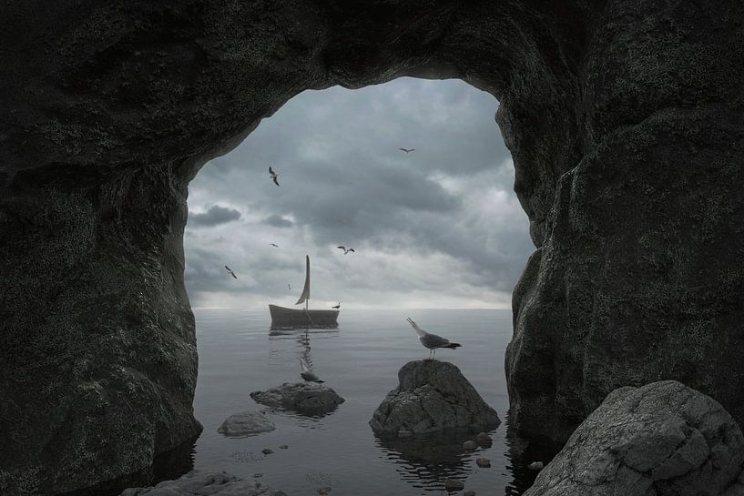 Rotsgrot met uitzicht op de zee met rondvliegende zeemeeuwen en een verlaten boot van Besa Art