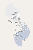 Frau mit geometrischen Formen im Hintergrund