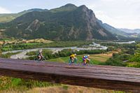 Miniatur-Radfahrer im Tal des Flusses 