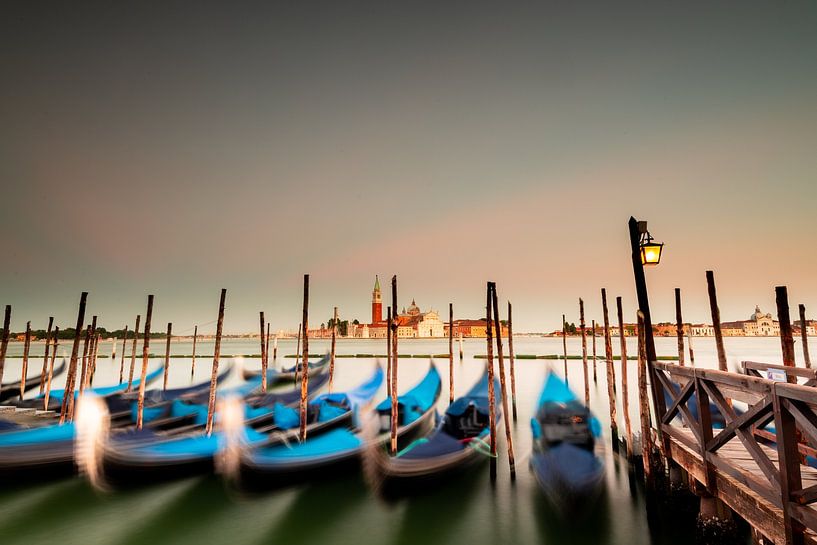 Schwimmende Gondeln in Venedig von Damien Franscoise