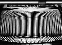 Photo abstraite du mécanisme de marteau d'une ancienne machine à écrire de la marque Olympia, 1936