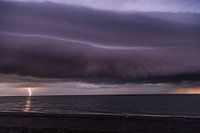 Shelf cloud aan de Zeeuwse kust