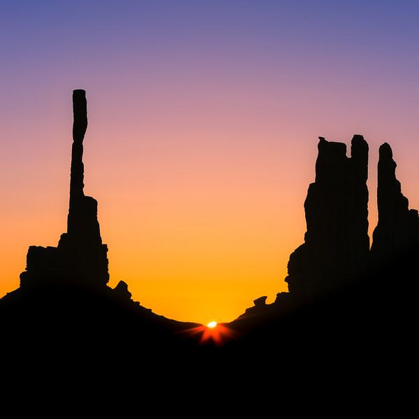 Lever de soleil à Totem Pole, Monument valley par Henk Meijer Photography