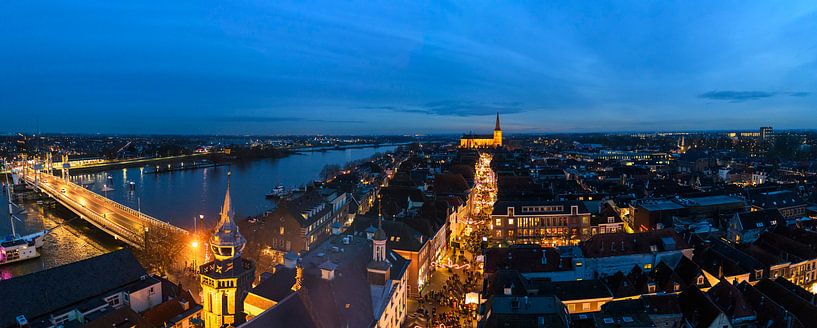 Soirée vue sur la rue commerçante de Kampen à la rivière IJssel par Sjoerd van der Wal Photographie