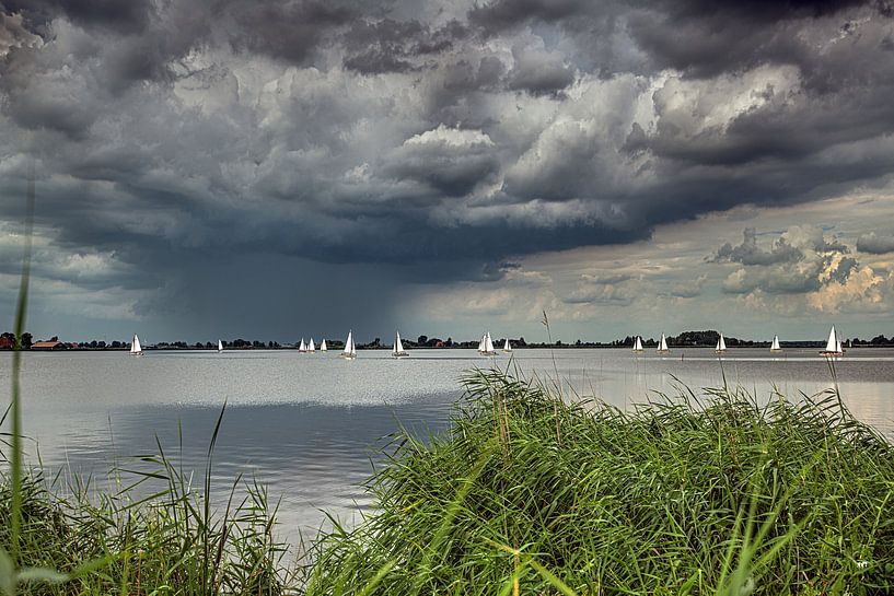 Idsegaasterpoel in Friesland mit Segelbooten und einem bedrohlich bewölkten Himmel von Harrie Muis