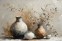 une nature morte de vases wabi sabi /japandi avec des branches brunes, vertes et blanches