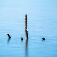 Wie ein Pfahl über plätscherndem Wasser