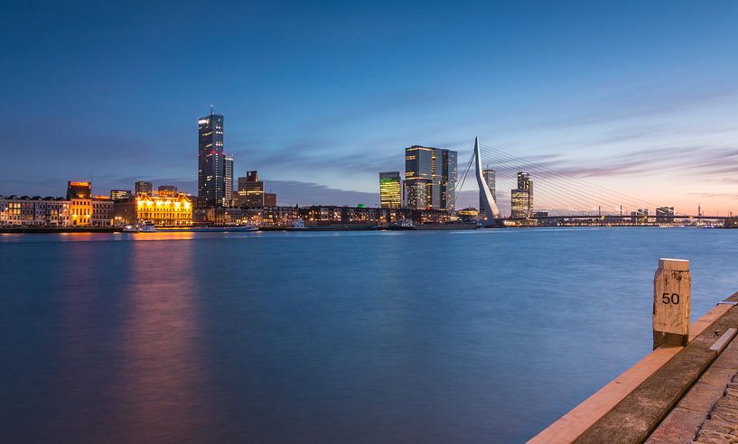 Skyline von Rotterdam in der blauen Stunde. von Ilya Korzelius