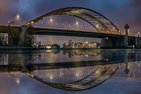 Pont de Brienenoord reflété au coucher du soleil