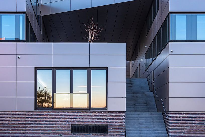 Modernes Gebäude in der Hansestadt Rostock am Morgen von Rico Ködder