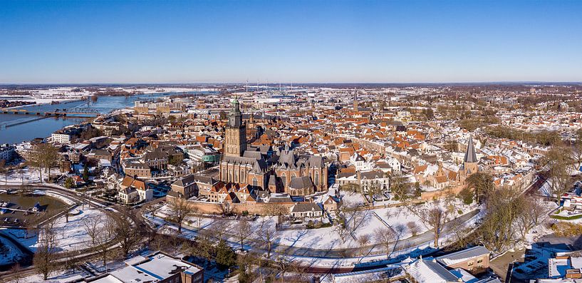 Niederländische Schneelandschaft mit dem historischen Zutphen aus der Luft von Maarten Zeehandelaar