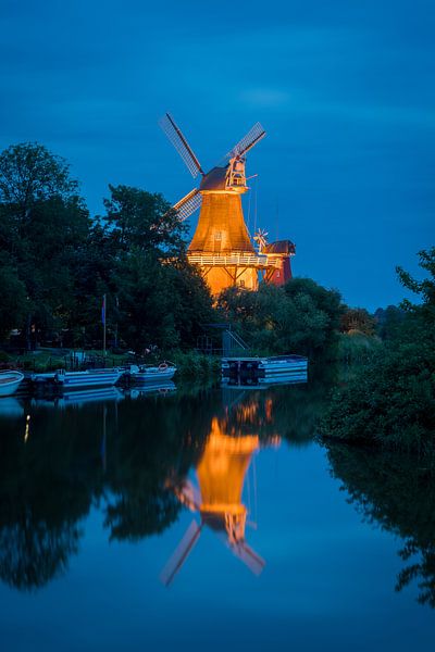 Windmühle in Greetsiel zur blauen Stunde by Christian Möller Jork