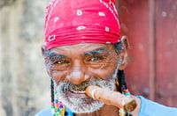 Kubanischen Mann mit einer Kubanischen Zigarre