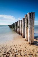 houten golfbreker op het strand langs de Nederlandse kust bij Burgh-Haamstede