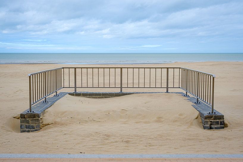 Fence on beach by Johan Vanbockryck