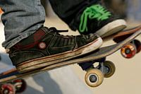 Zwei Skater sind bereit, nach unten zu laufen