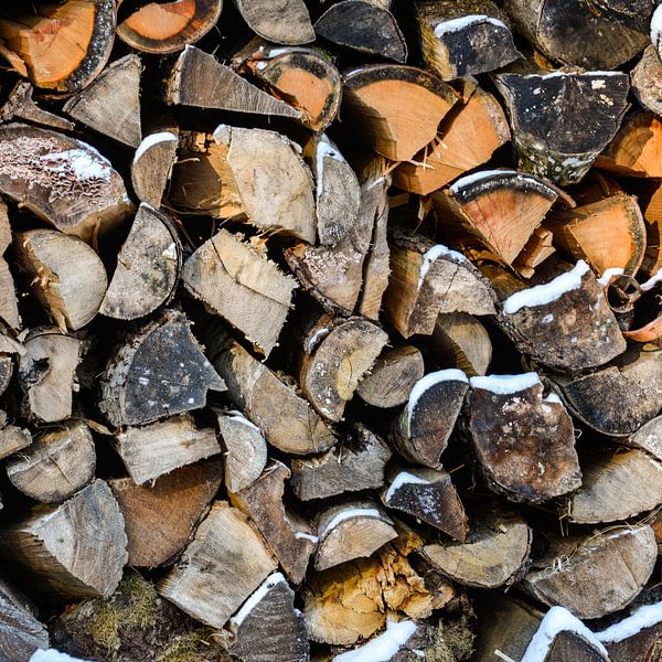 Stapel hout in de sneeuw von Moon van het Water