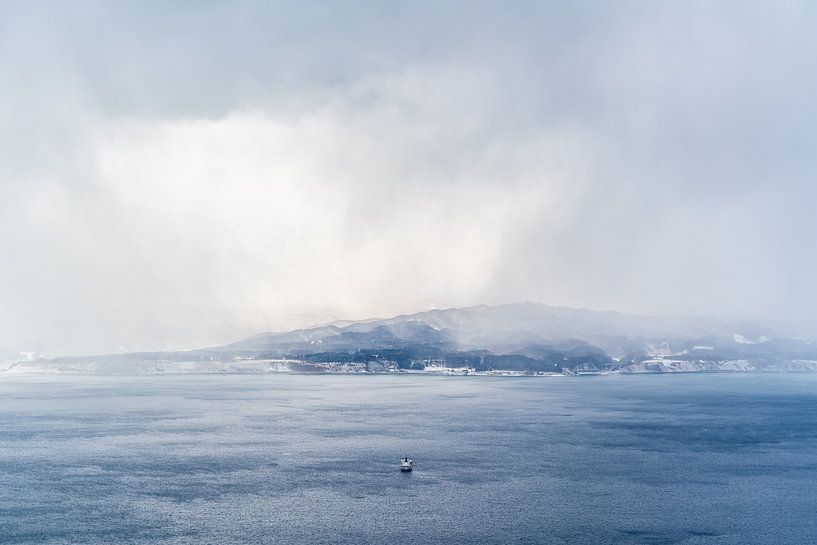 Winterse dag aan de zee in Hakodate van Mickéle Godderis