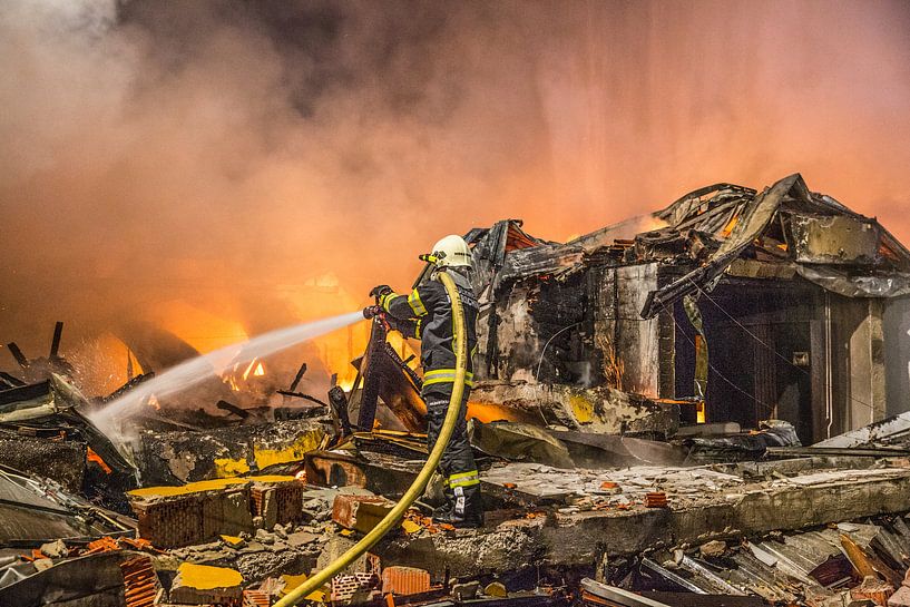 Feuerwehrleute im Löscheinsatz von Hermann Kollinger