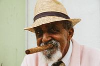 Porträt eines typischen alten Kubaners mit Zigarre