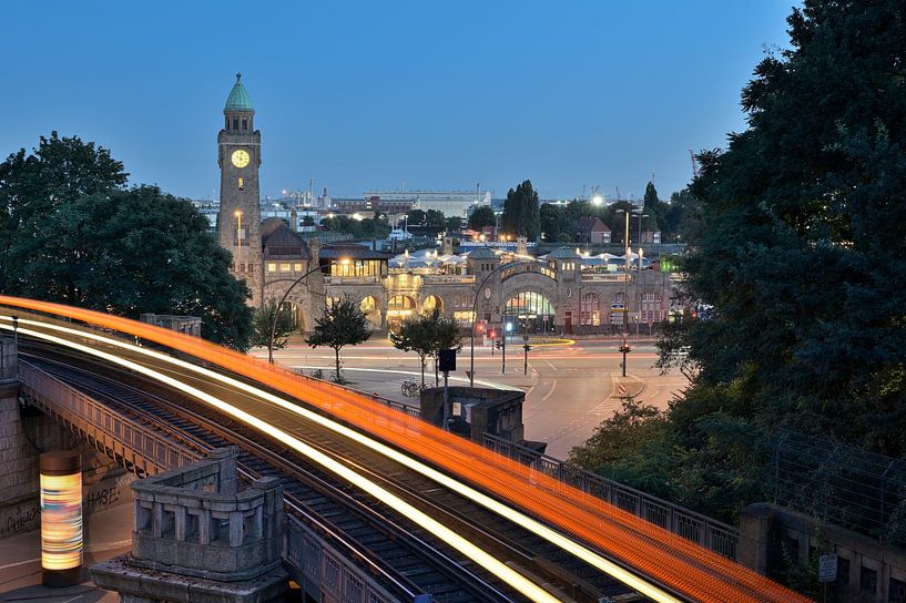 Blaue Stunde an den Landungsbrücken - Wunderschönes Hamburg von Rolf Schnepp