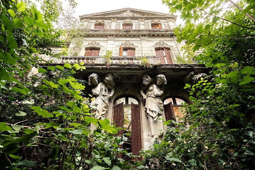 Verwunschene Schlossruine von Times of Impermanence