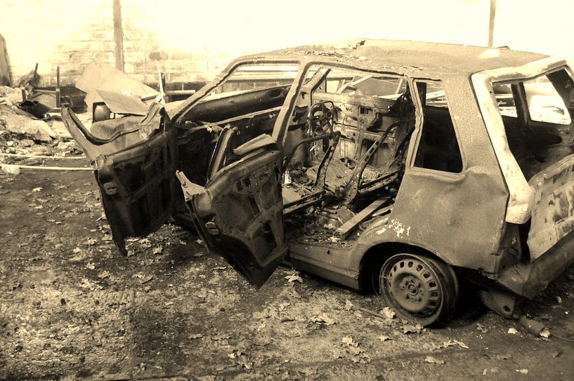 Old Burned Out Car - Sepia von Lyn Van Veldhoven
