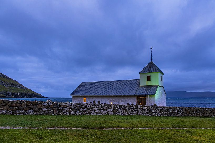 Die Kirche Ólavskirkjan im Dorf Kirkjubøur auf den Färöer In von Rico Ködder