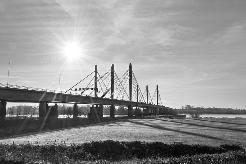 Pont Tacitus, pont Waal près d'Ewijk, belle photo en noir et blanc par Patrick Verhoef
