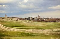 Blick auf Domburg mit dem Golfplatz, der Kirche und dem Wasserturm