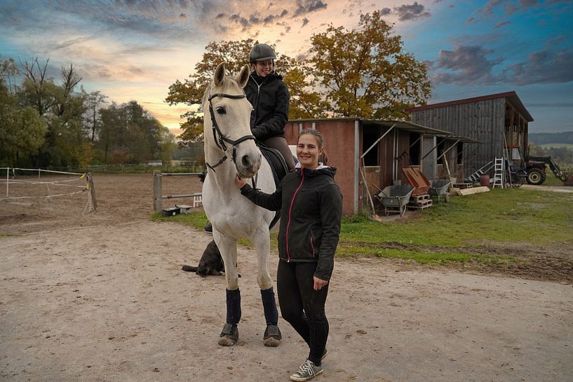 Séance photo avec une jument grise, une cavalière et une amie par Babetts Bildergalerie