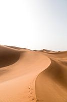 Zandduin in de Sahara met voetstappen