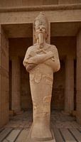 Osiride standbeeld van koningin Hatsjepsoet in Tempel van Hatsjepsoet in Luxor Egypte