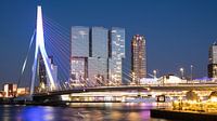 Verlichte Erasmusbrug en de torens op Kop van Zuid, Rotterdam