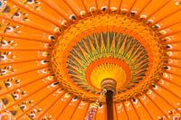 Kleurrijke handgemaakte Indonesische paraplu