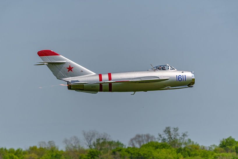 Flyby Mikoyan-Gurevich Mig-17F Fresco met naverbrander. van Jaap van den Berg