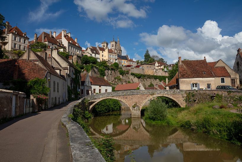 Brücke und Fluss in Semur-en-Auxois, Frankreich von Joost Adriaanse