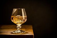 Glas mit Whisky und Eiscreme vor schwerem Hintergrund