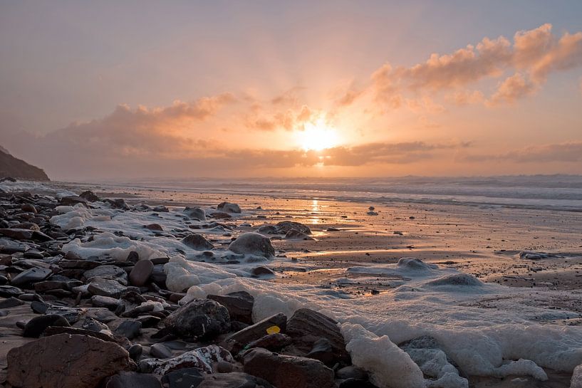 Felsen und wildes Meer bei Sonnenuntergang an der Westküste in Portugal von Eye on You