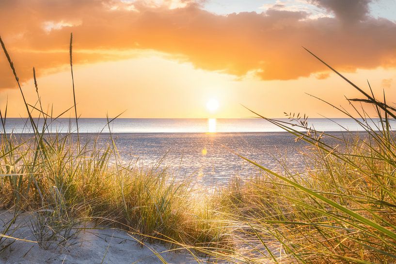 Sonnenaufgang am Strand an der Ostsee von Voss Fine Art Fotografie