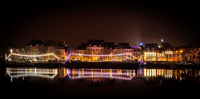Maastricht Maas Quay Nachtfotografie Lichter, die sich auf dem Wasser spiegeln von Dorus Marchal