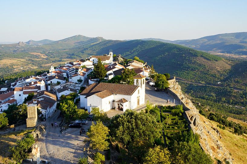 Mountain Top Village: Marvão im warmen Abendlicht von The Book of Wandering
