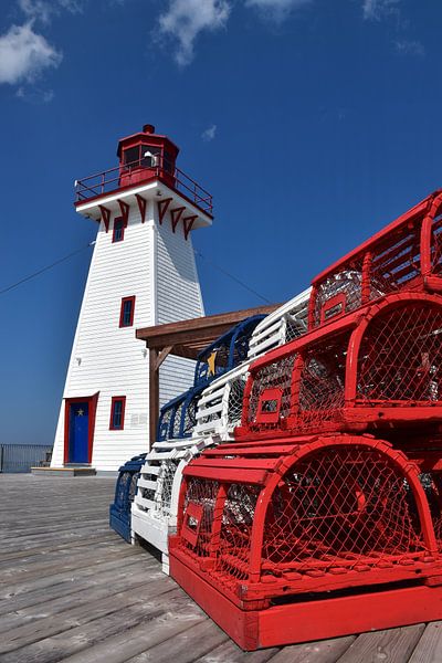 Der kleine Leuchtturm unter blauem Himmel von Claude Laprise
