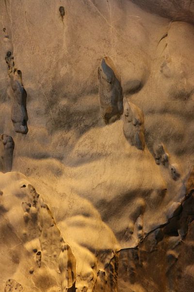 Gnomes et trolls sur le mur d'une grotte. par kall3bu