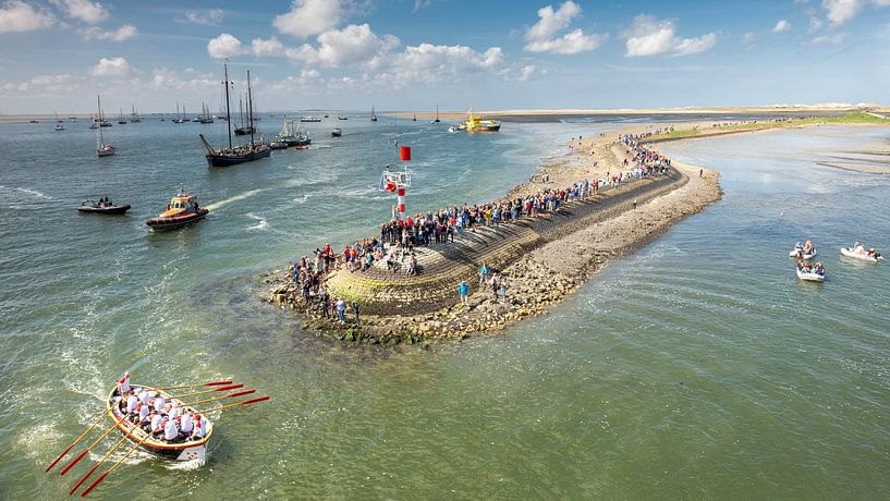 Hafen Terschelling mit rotem Ruderboot von Wad of Wonders