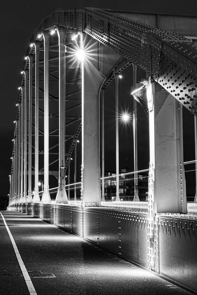 Die Wilhelminabrücke in Deventer am Abend in Schwarz-Weiß von Jaimy Leemburg Fotografie
