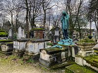 Passer le temps au cimetière du Père Lachaise (Paris)
